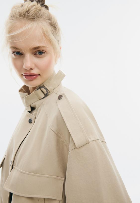 cazadora corta fluida bolsillos delanteros