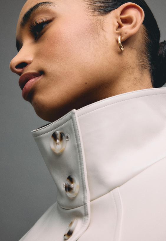 trench cuello alto efecto piel
