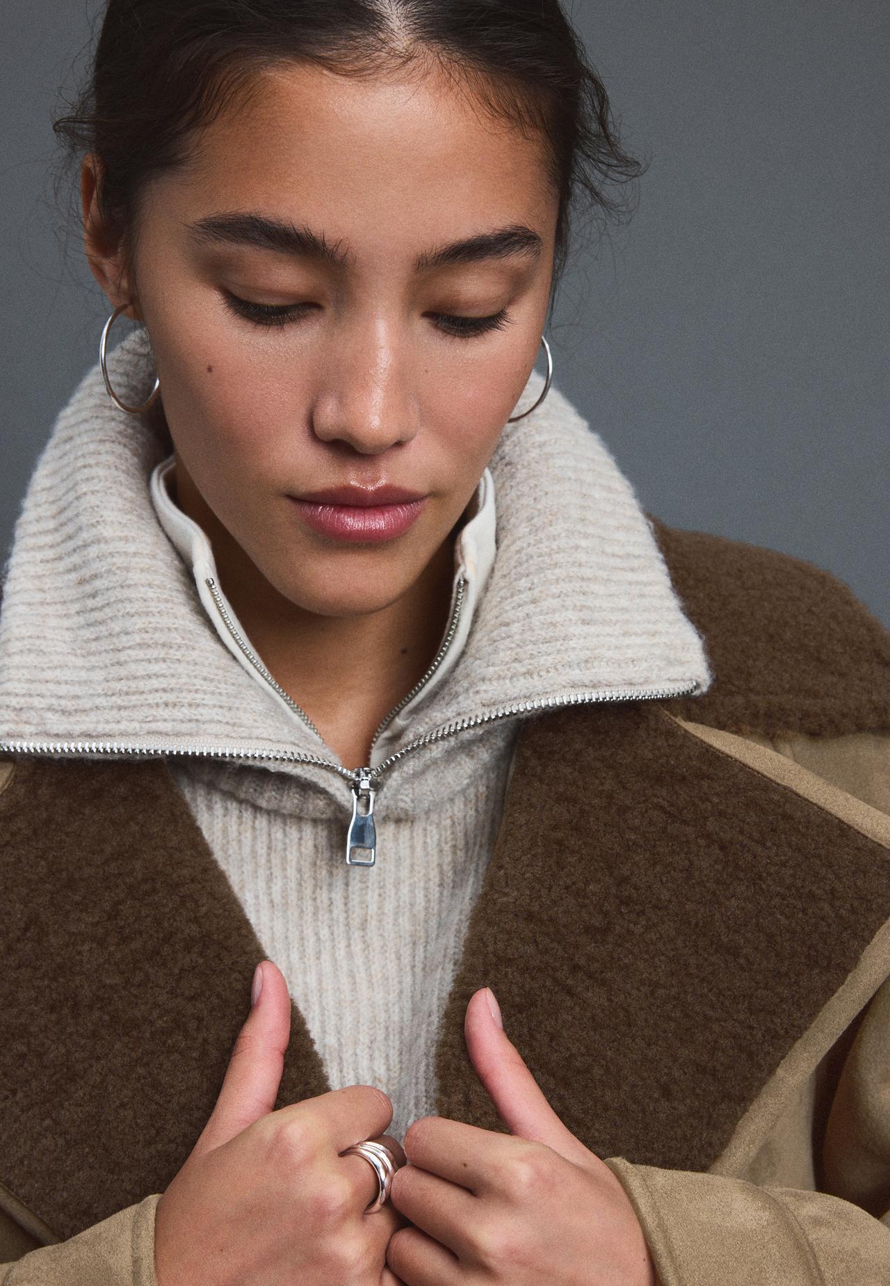 Zipped collar — Stone