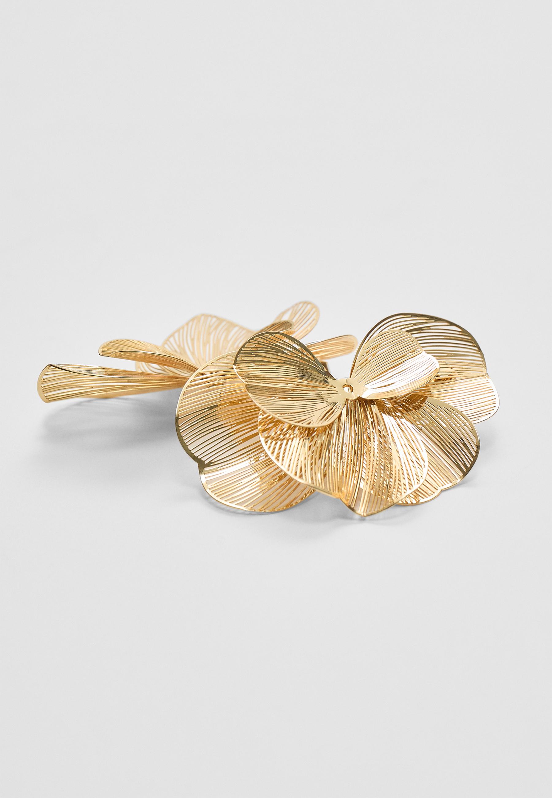 Textured flower fan earrings — Gold