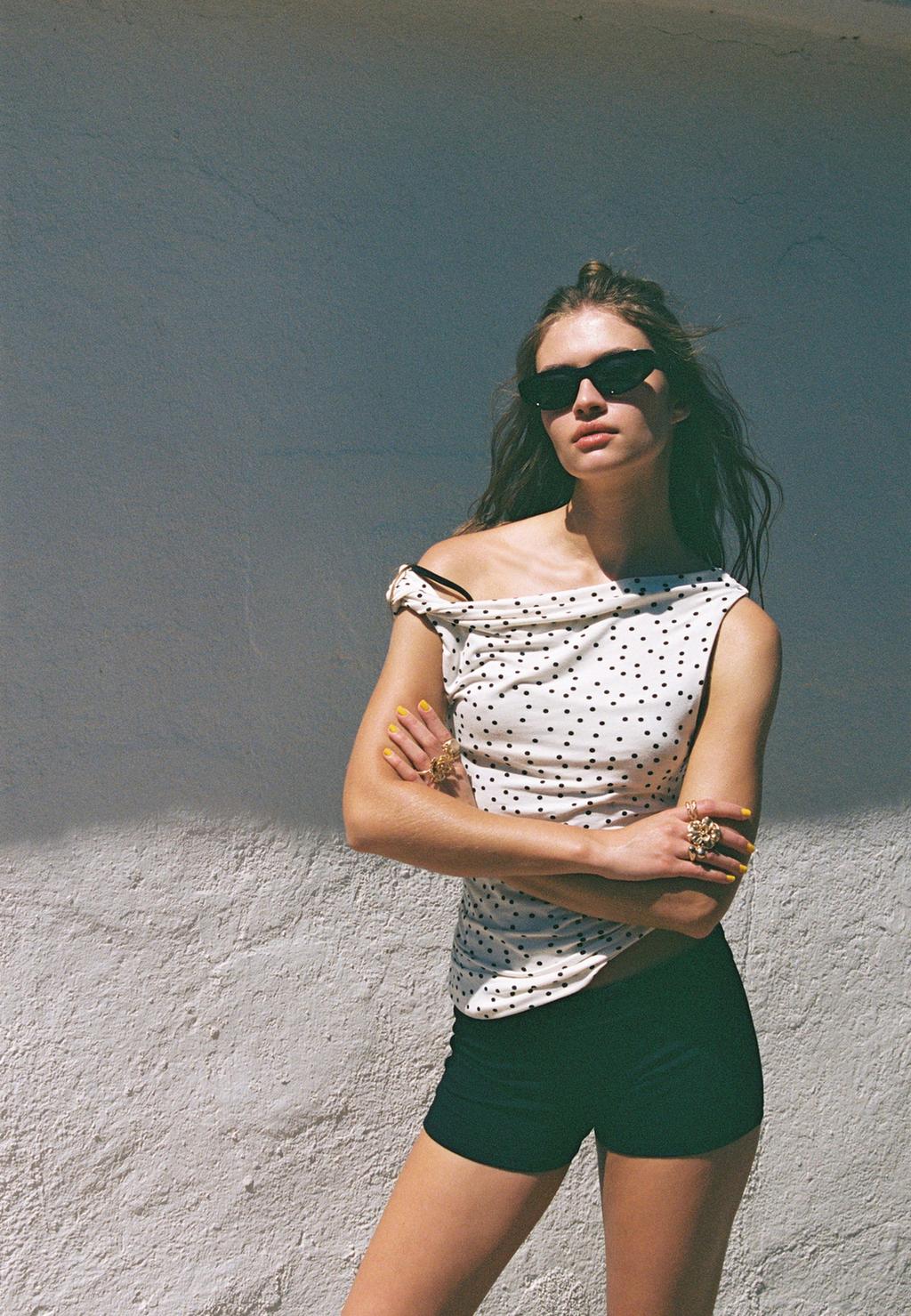 Asymmetrisches T-Shirt mit Tupfen-Raffungen