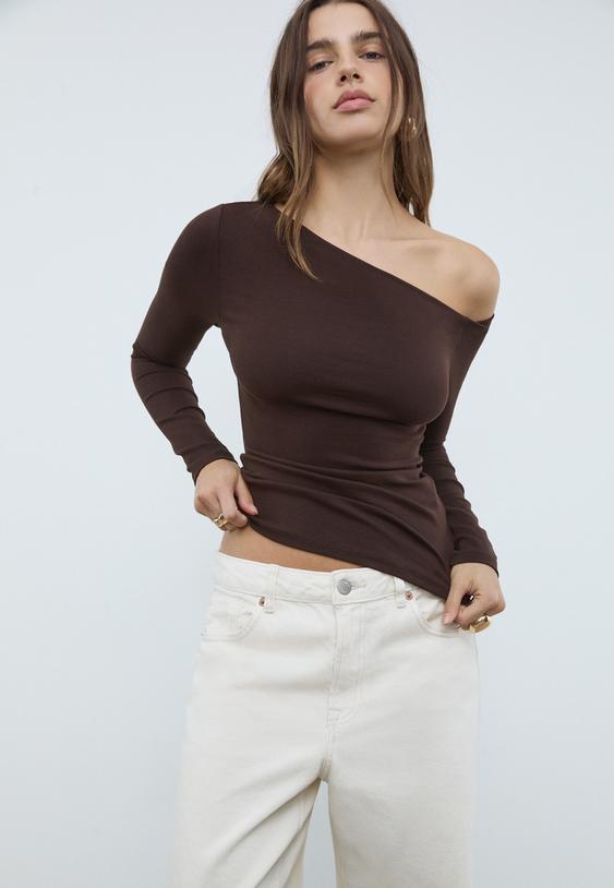 camiseta escote asimetrico