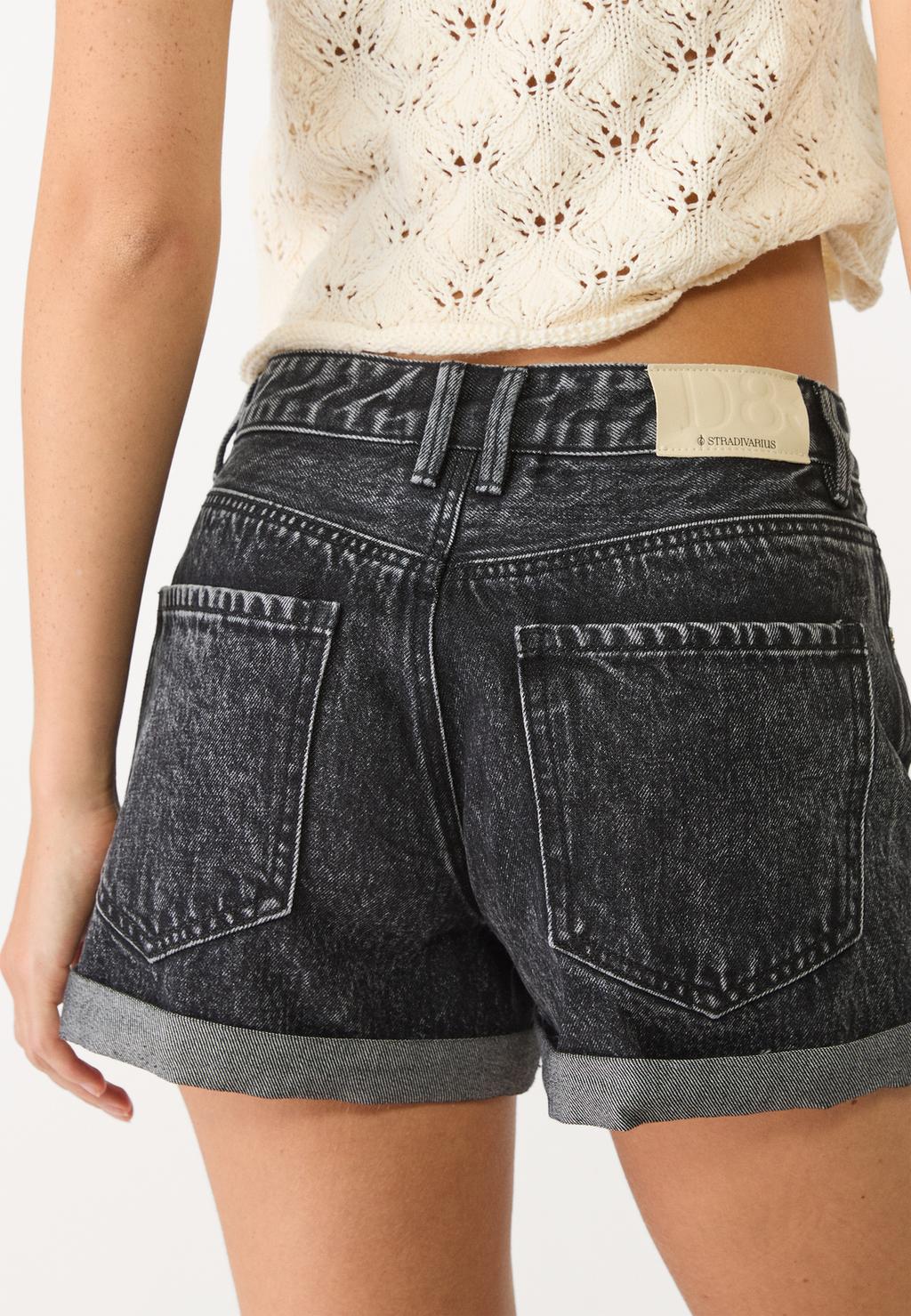 D83 Mom fit shorts