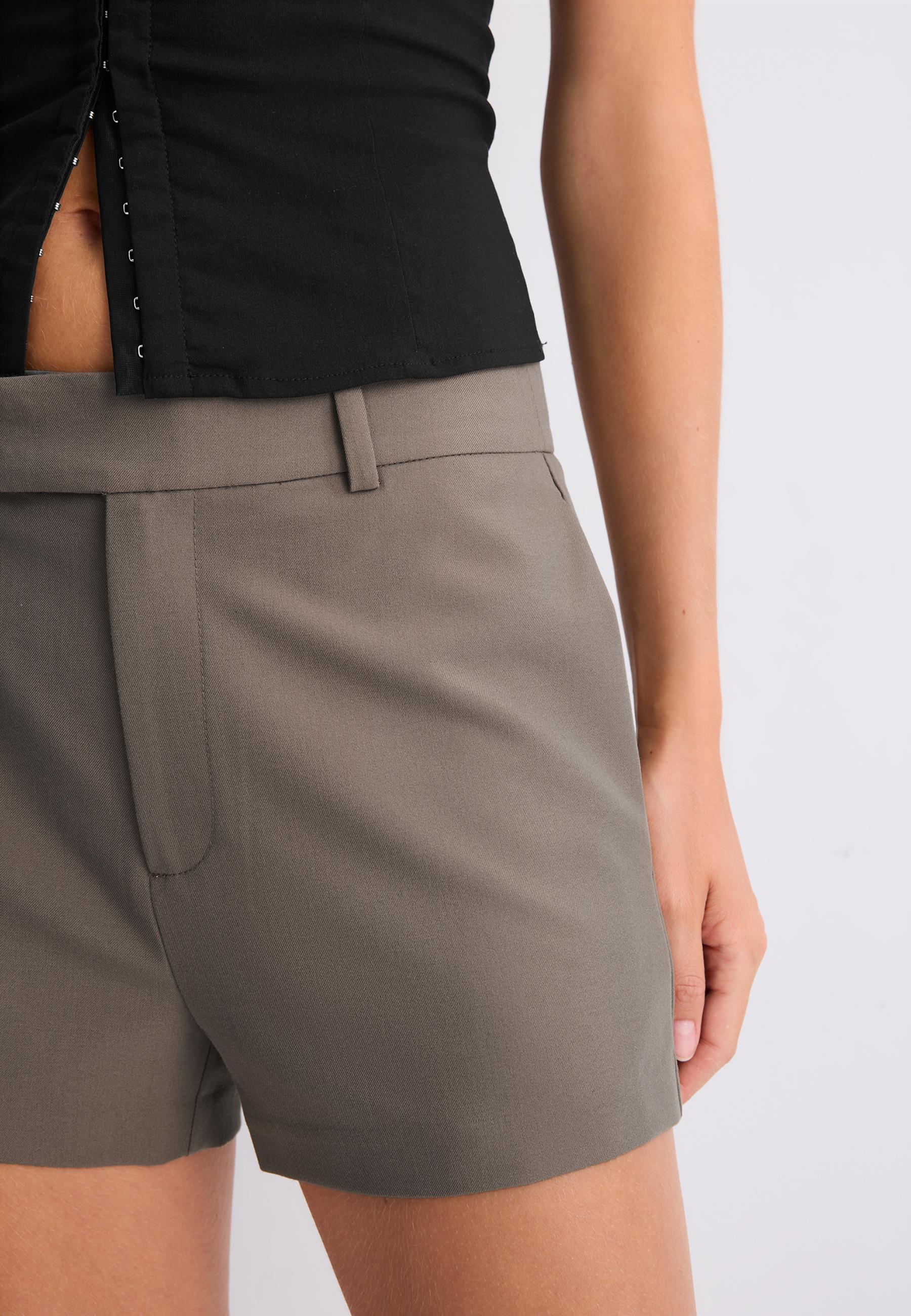 Tailored shorts with belt loops — Brown