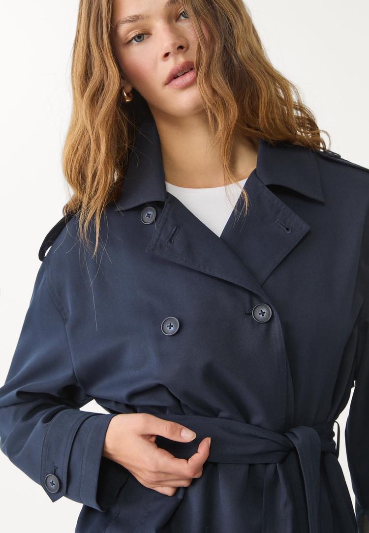 trench corto con cinturon