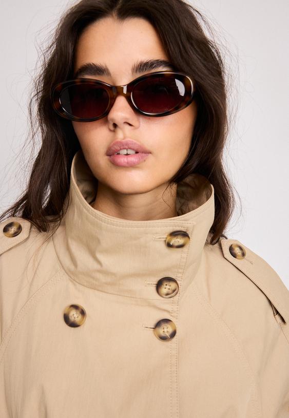 kurzer-trenchcoat-mit-stehkragen-und-gurtel