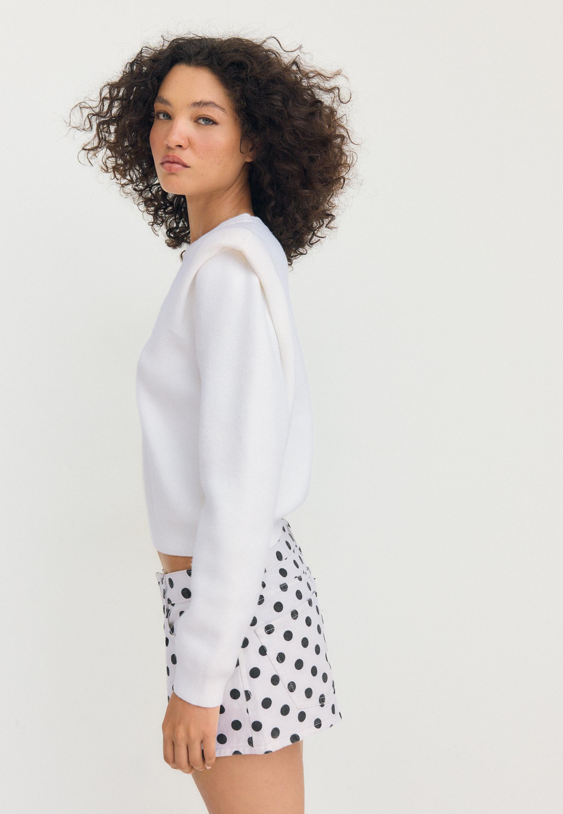 Knitted jumper with padded shoulders — Ecru