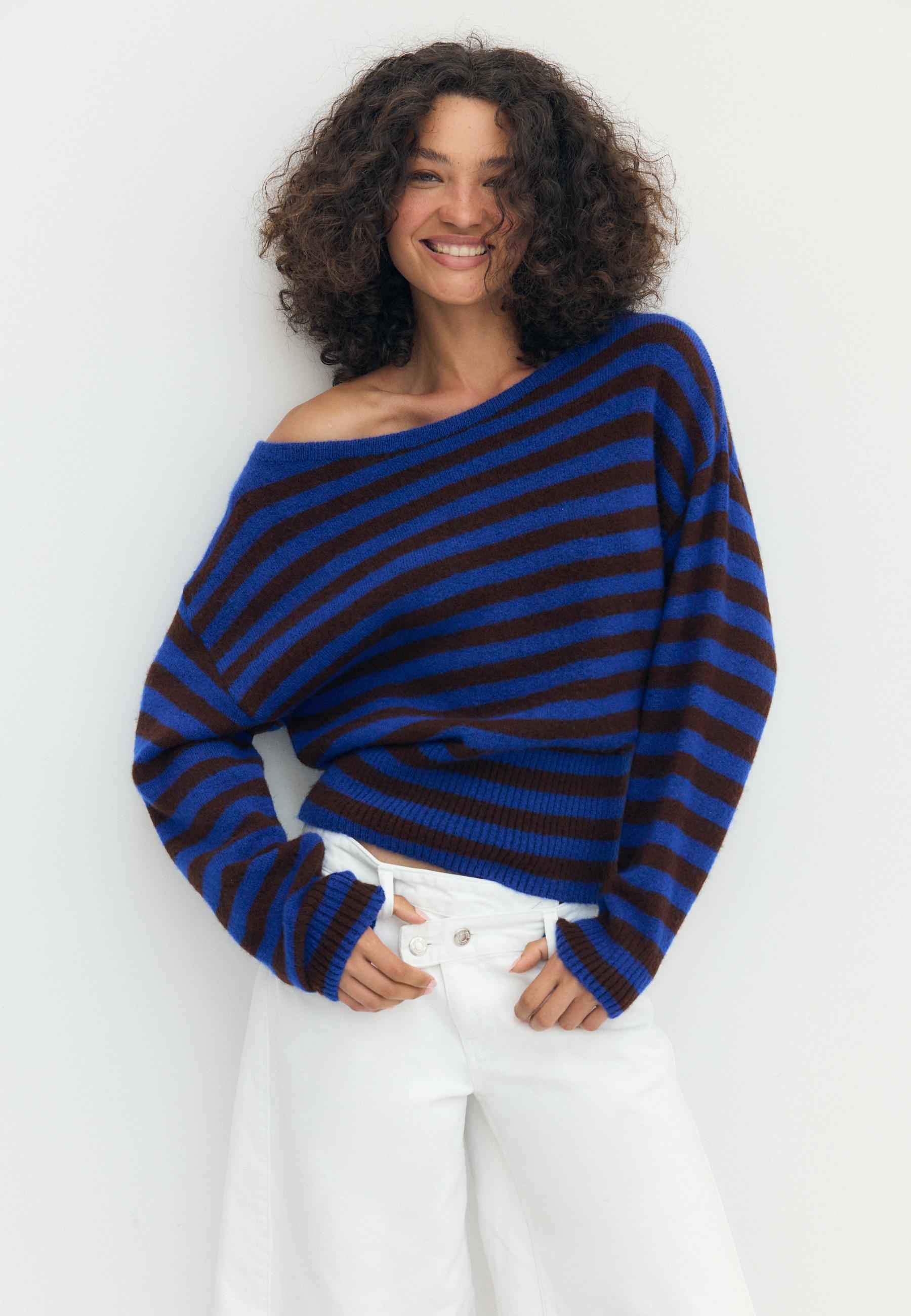 Soft-touch knit boat neck sweater — Navy blue