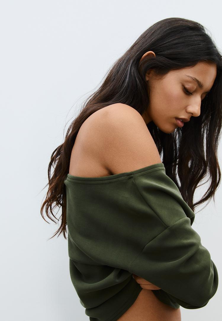 soft touch sweater met blote schouders
