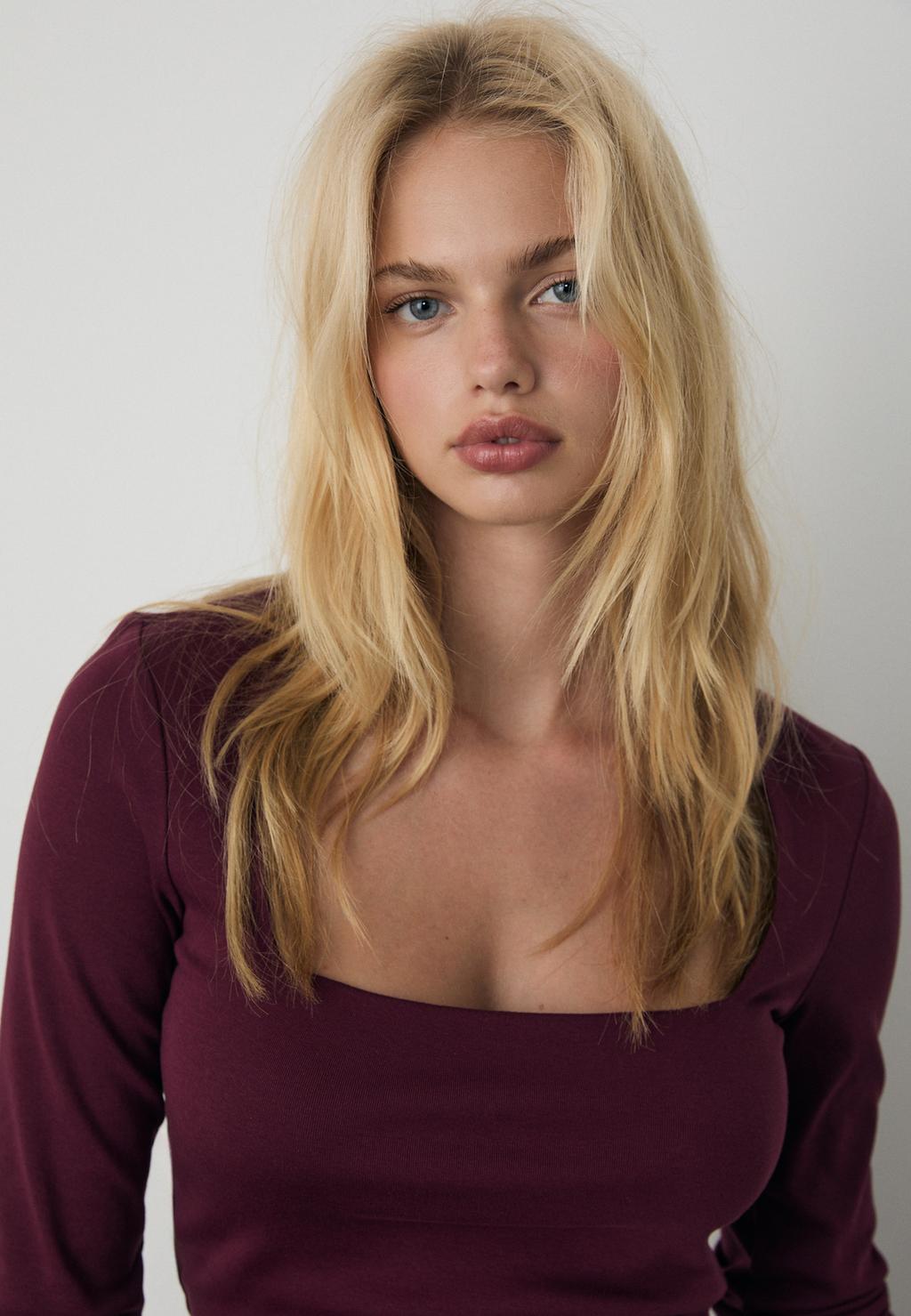 Lihtne kandilise kaelusega T-särk