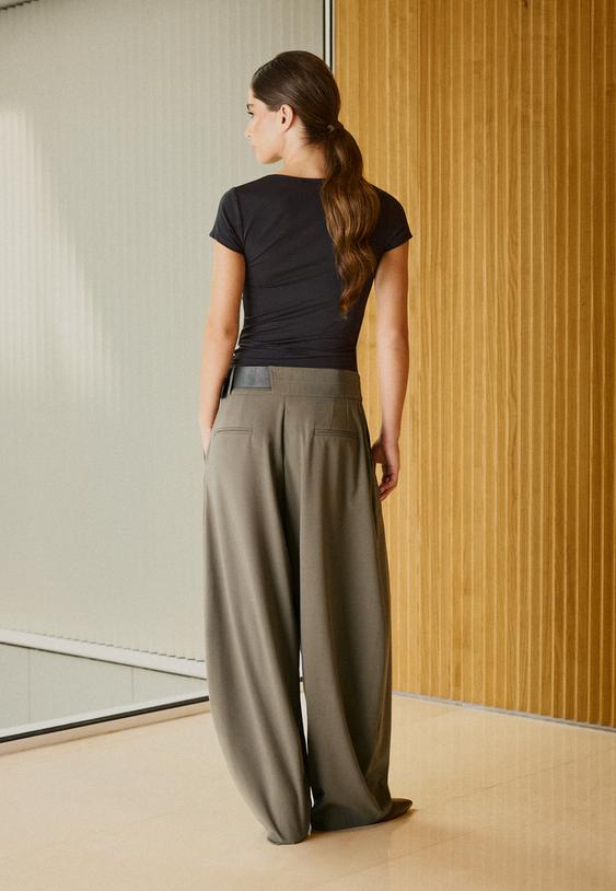 Elegantne Pantalone Sa Faltama I Kaišem