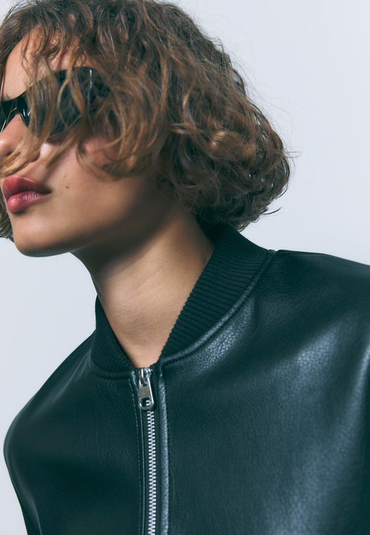 cazadora bomber efecto piel hombreras