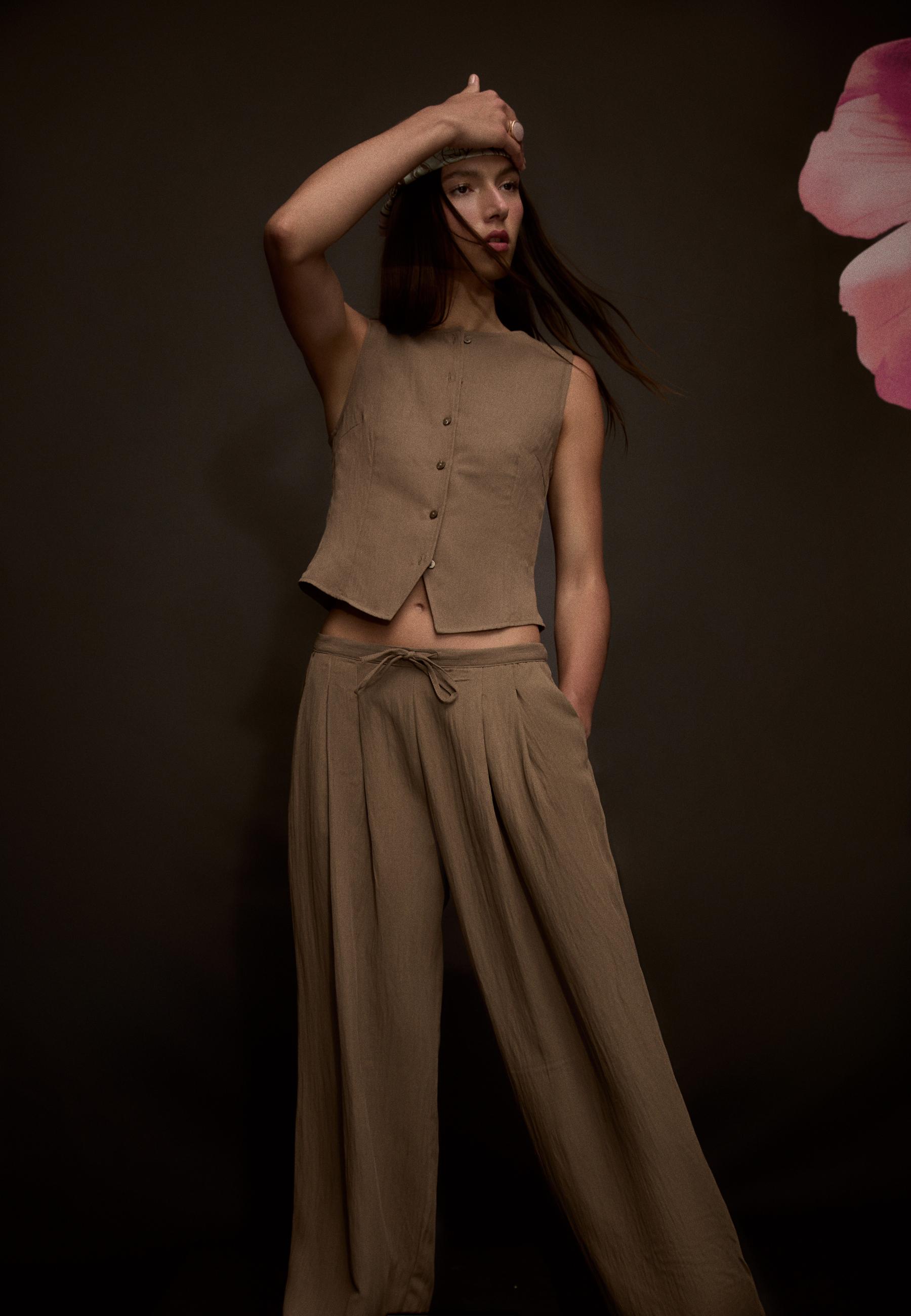 Regular buttoned waistcoat — Pale camel