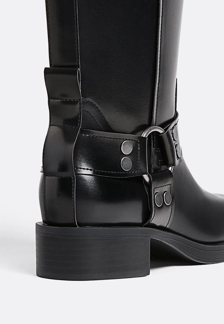 botins rasos biker com fivelas