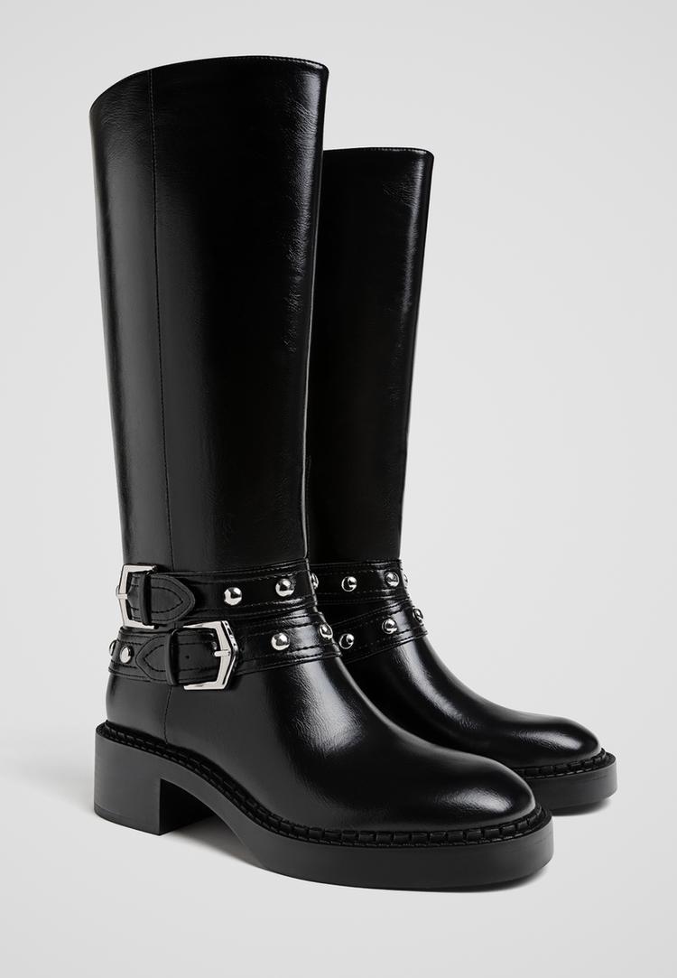 flache-stiefel-mit-doppelter-schnalle