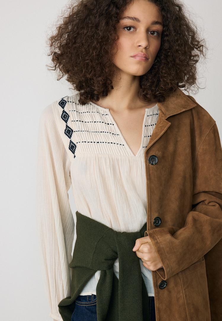 flieende-bluse-mit-stickereien