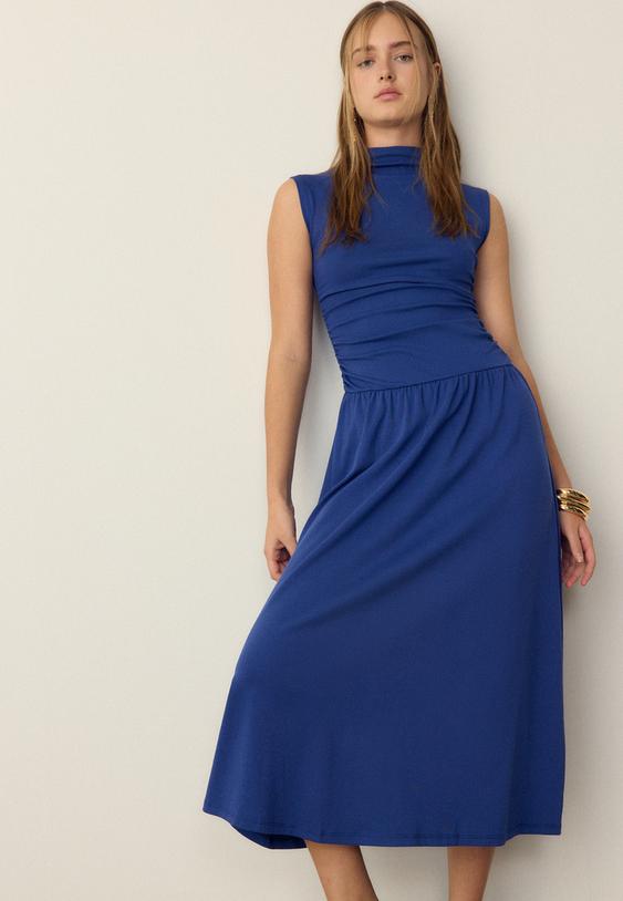 vestido midi decote afunilado