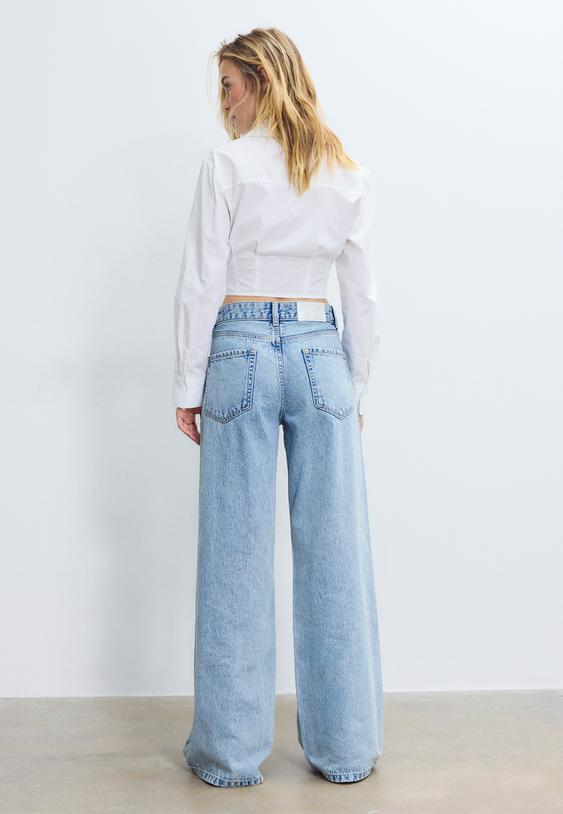 jeans a vita bassa e gamba larga con brillantini