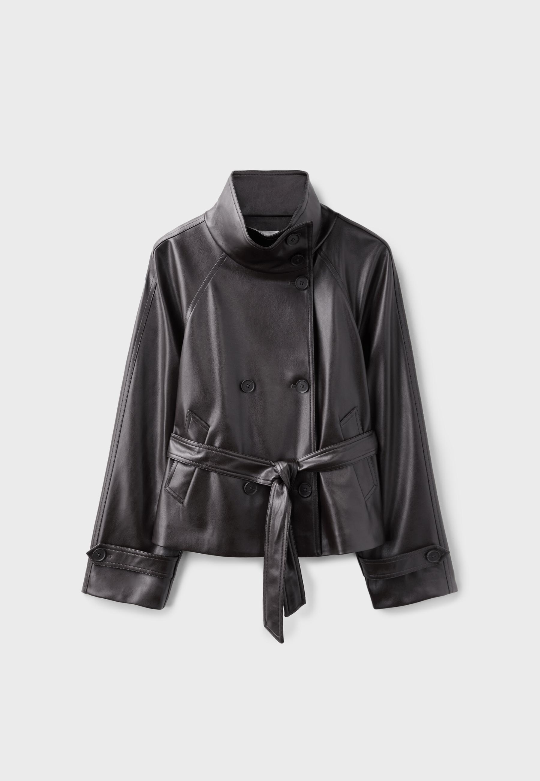 Trench corta efecto piel