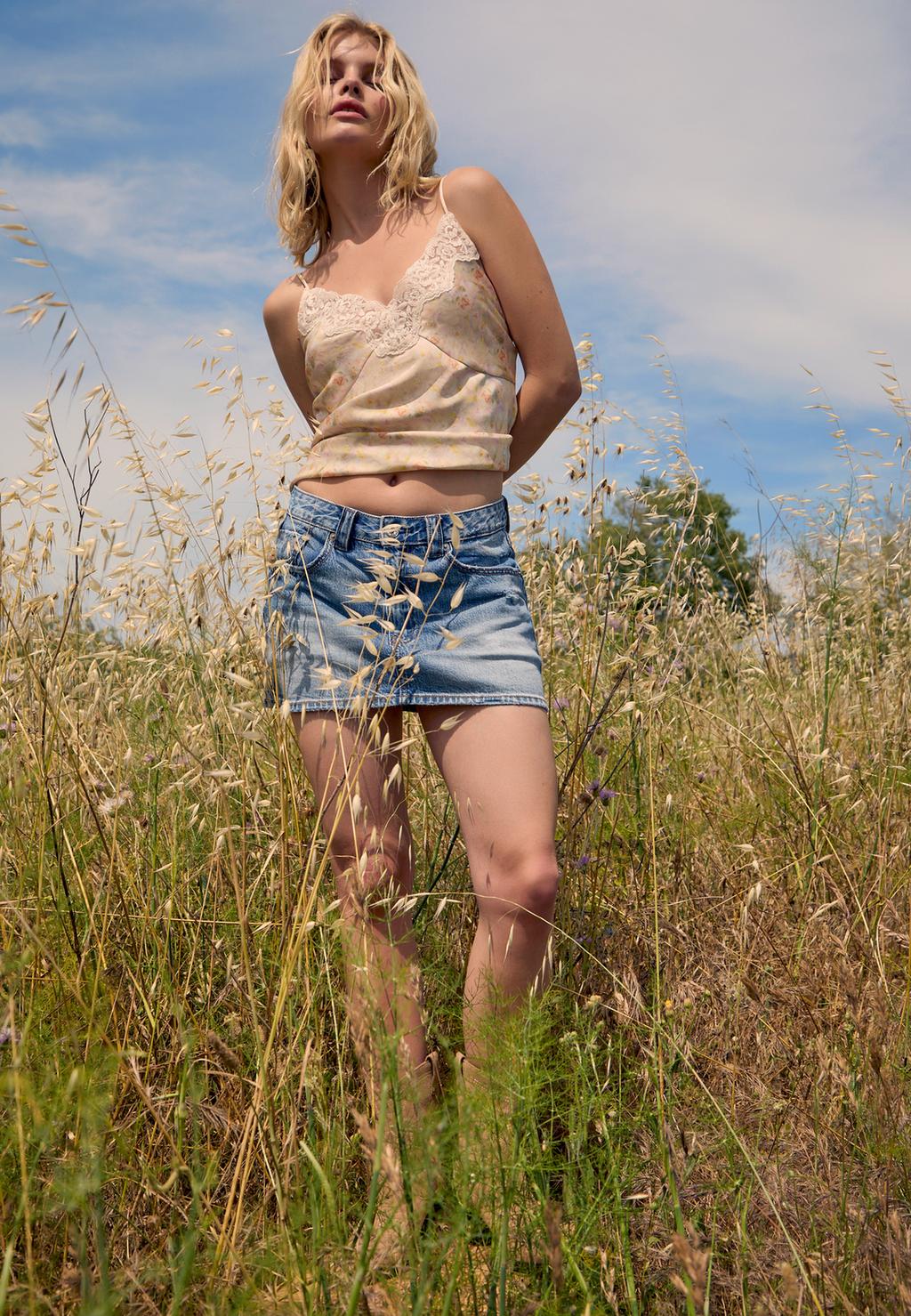 Top satinato con pizzo