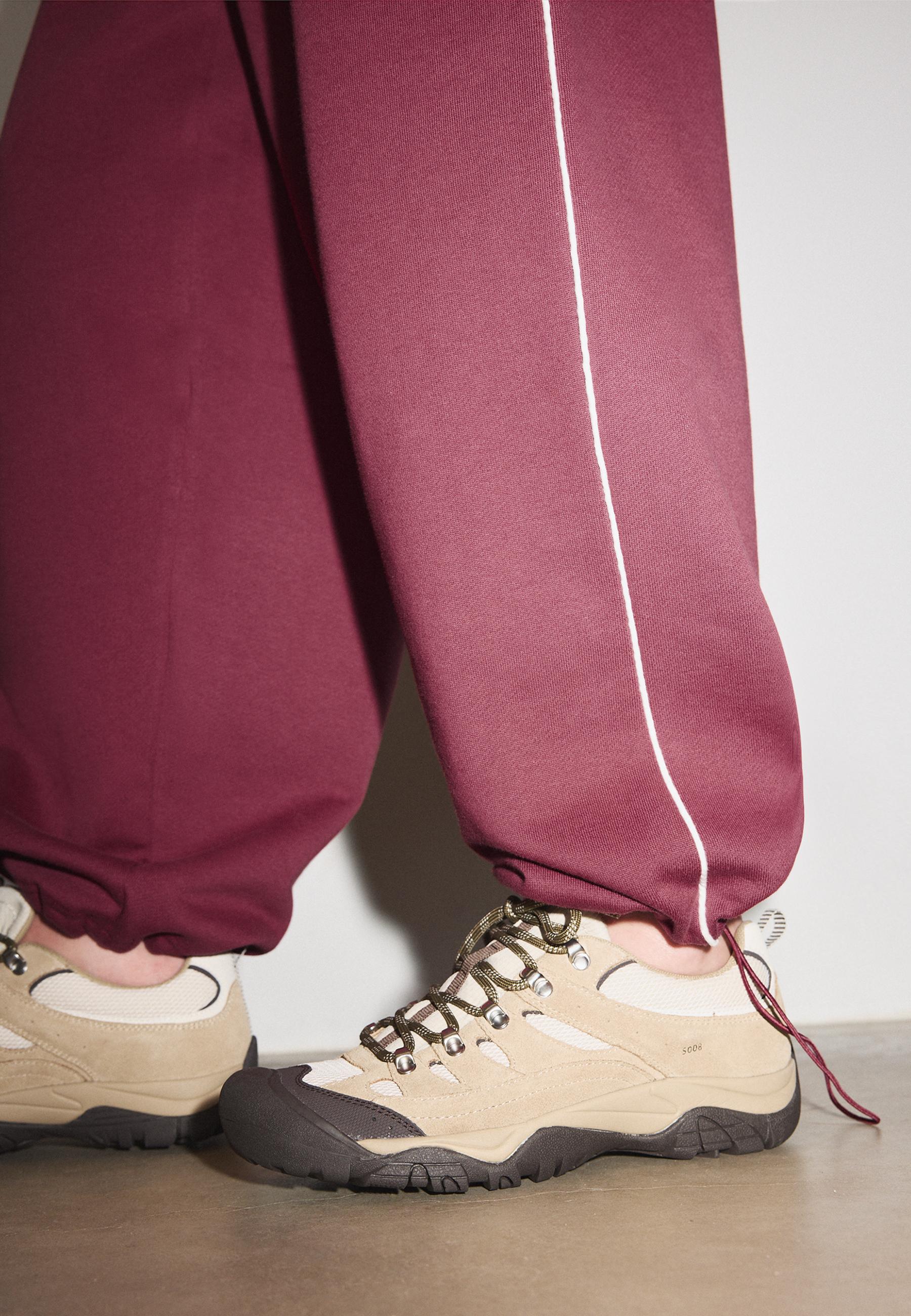 Plush joggers with piping and toggles — Dark red