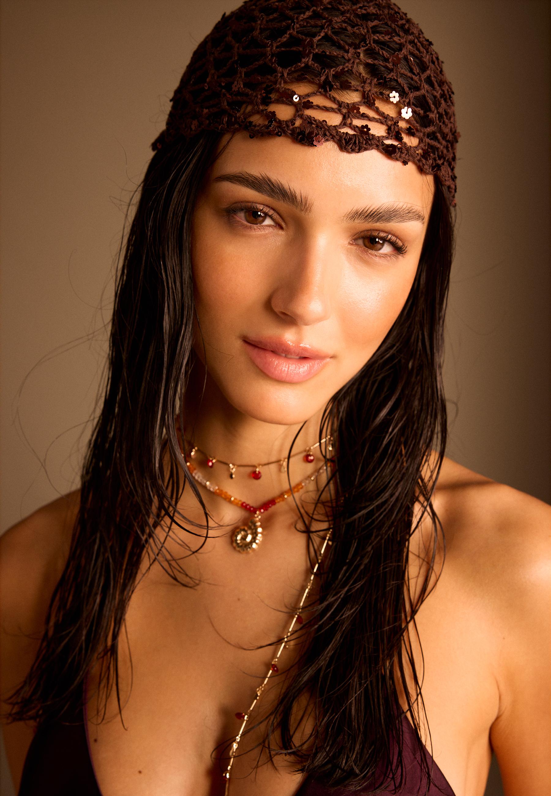 Sequinned flower cap - Women's fashion | Stradivarius Romania