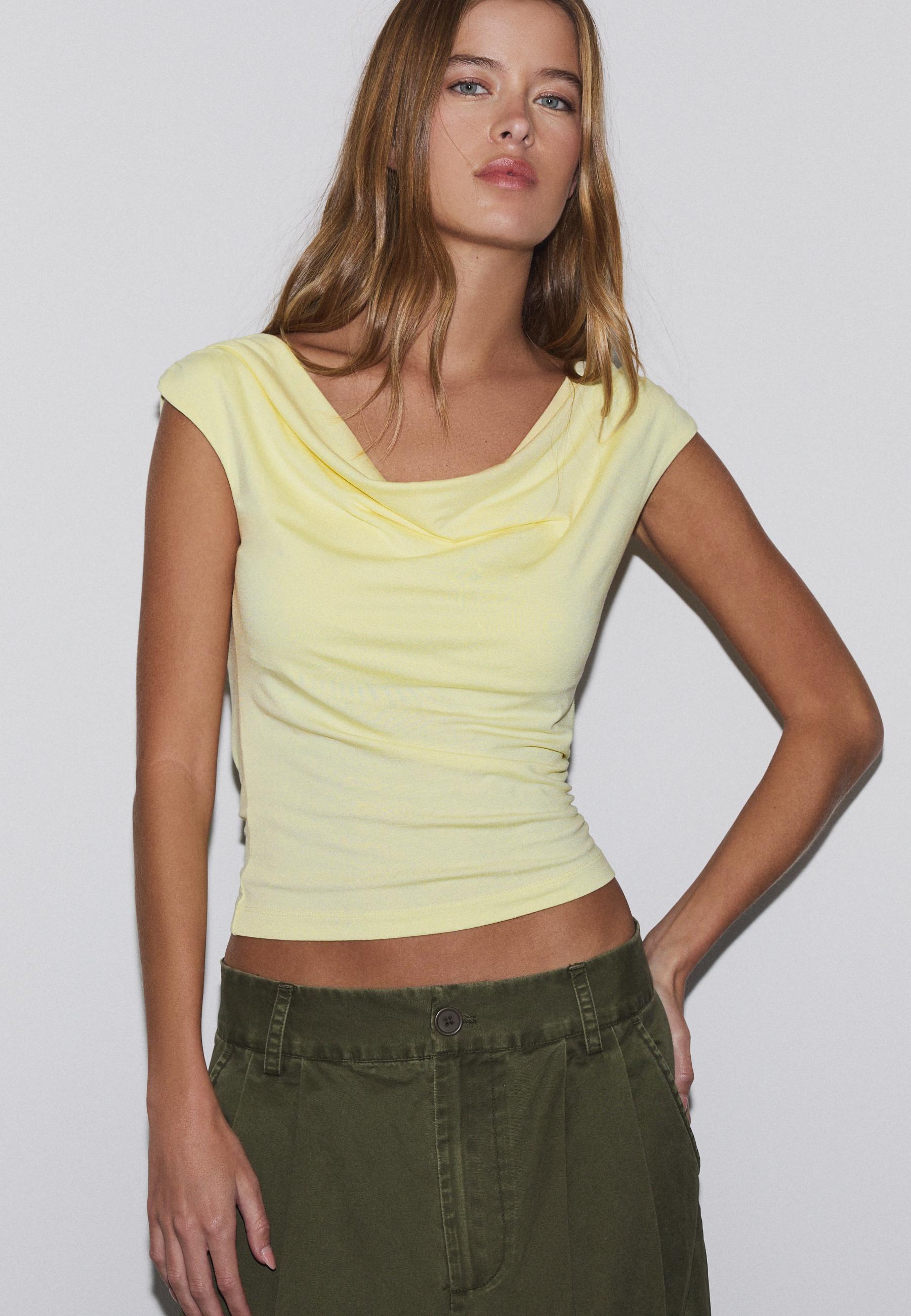 Çok yönlü kolsuz t-shirt