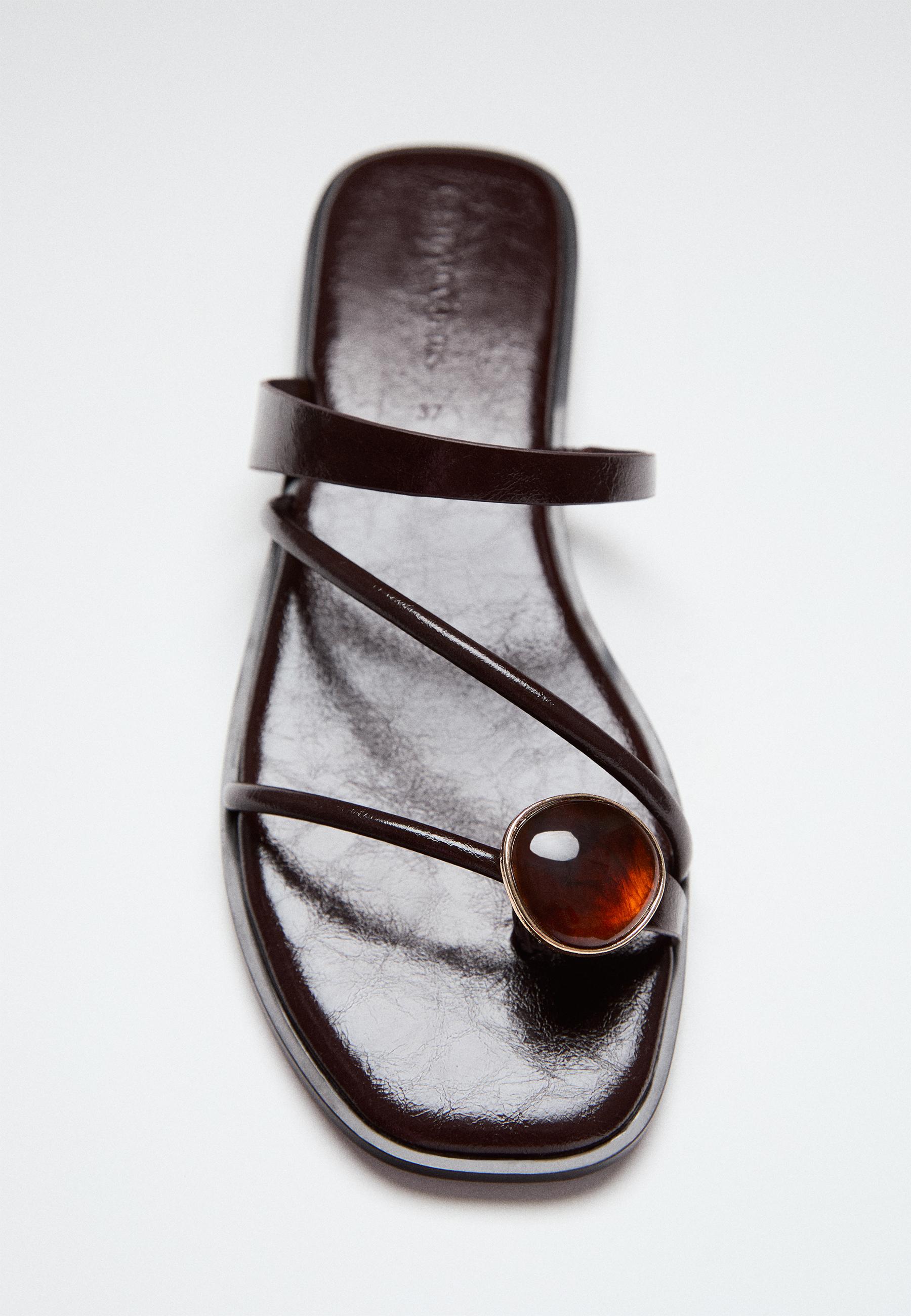 Taş detaylı düz sandalet