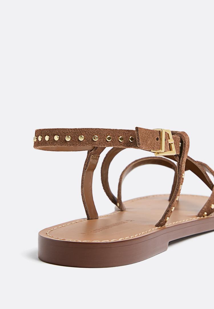 sandalias planas piel tachas