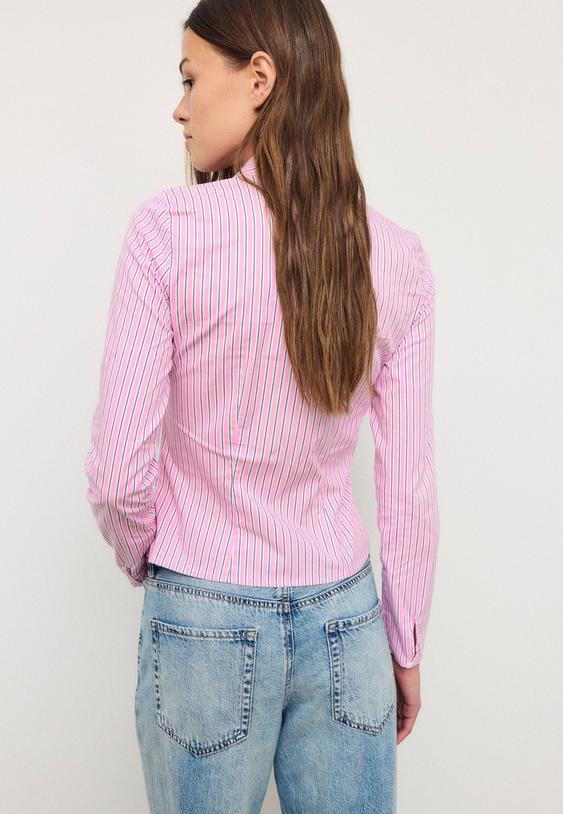 camisa ajustada bajo pecho