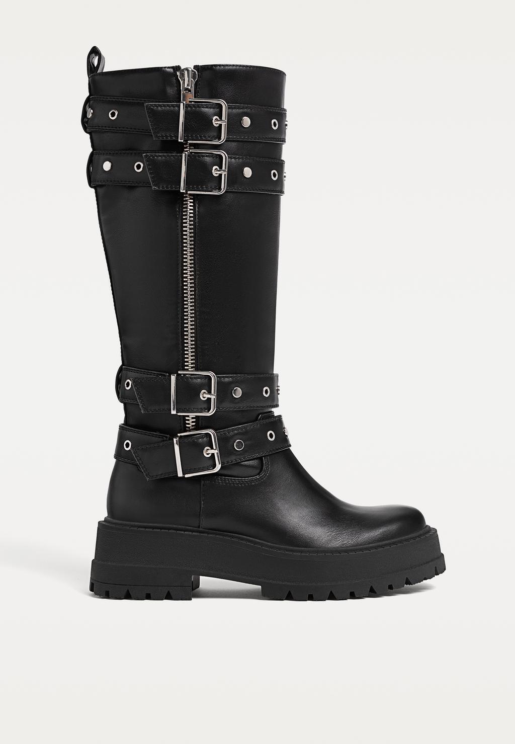 Flat boots with buckles