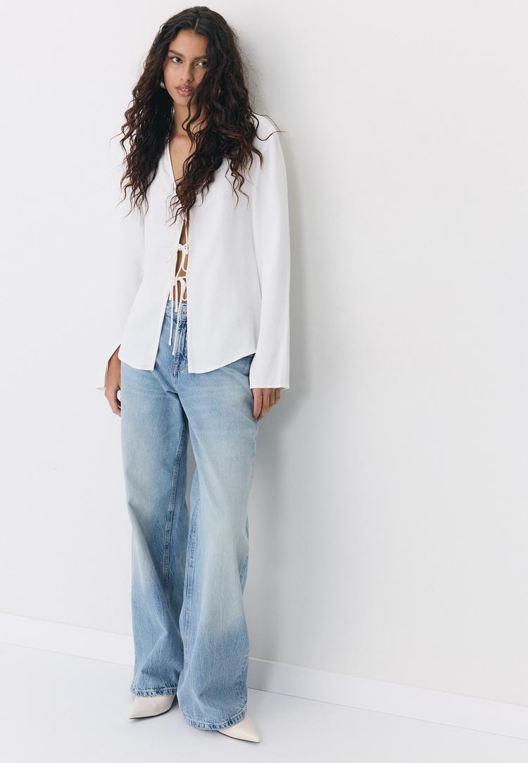 Stradivarius Saténová Košeľa S Mašľami Ecru M