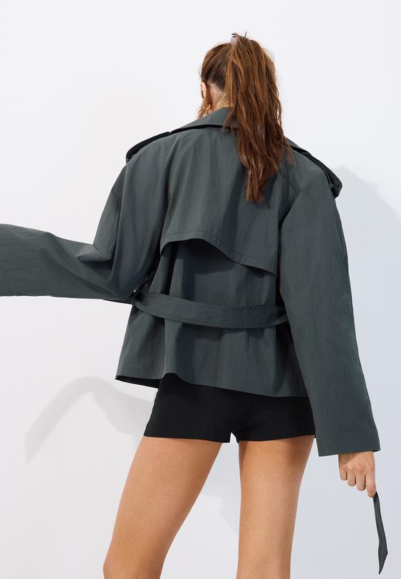 trench corto con collo alto e cintura