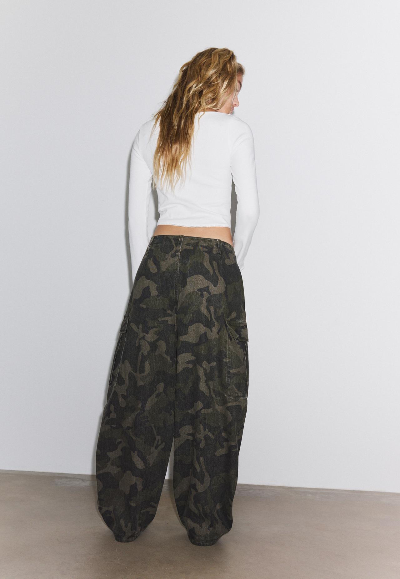 Printed cargo trousers — Khaki
