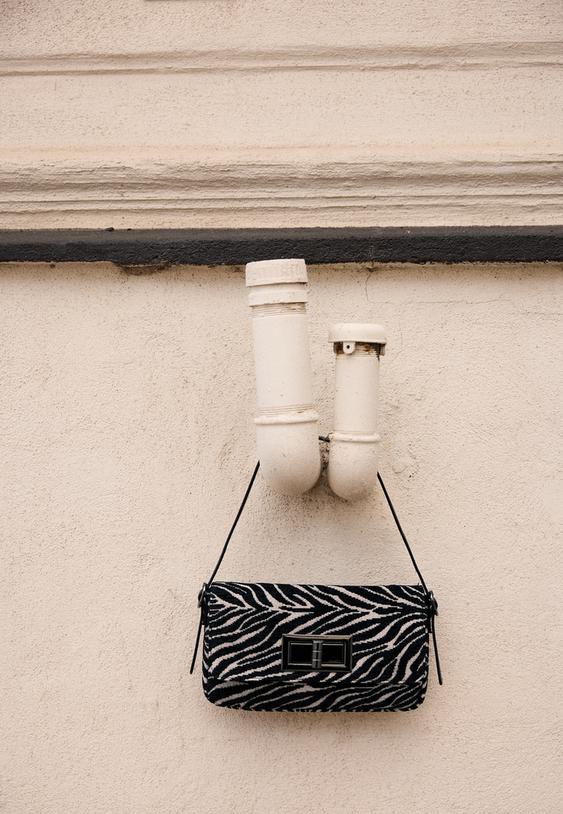 schultertasche-mit-metallverschluss