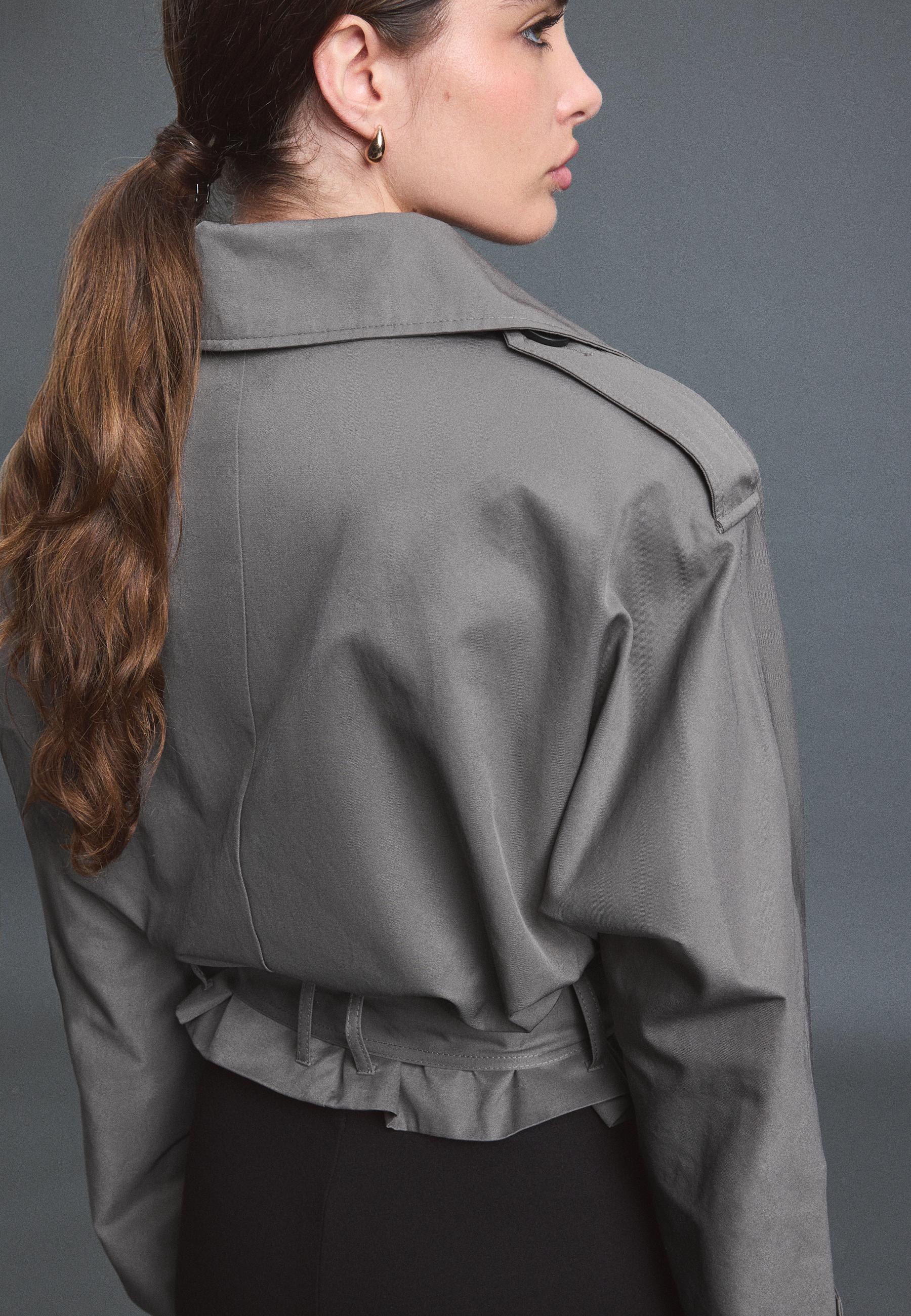 Short trench coat with padded shoulders — Grey