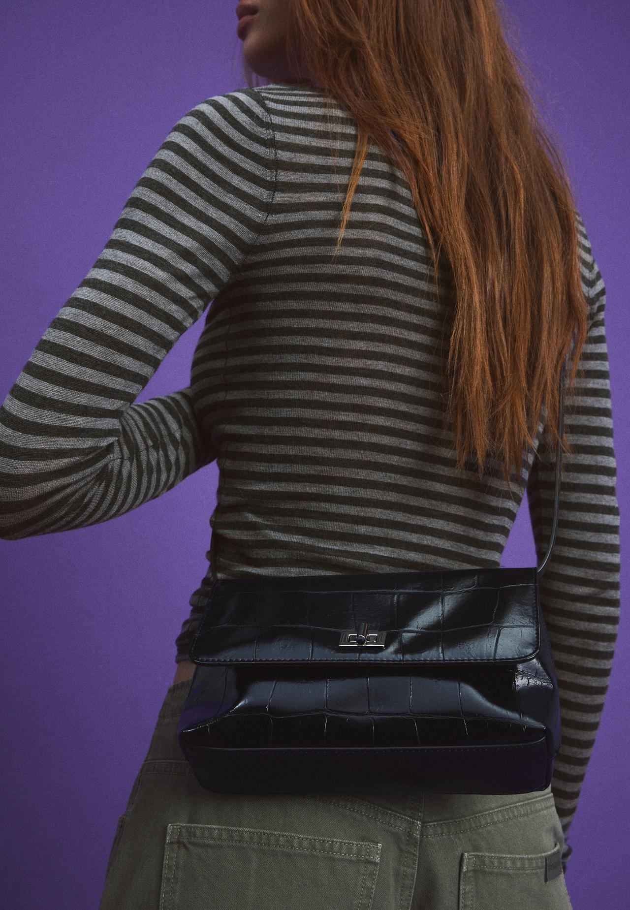 Crossbody bag with flap and clasp — Black