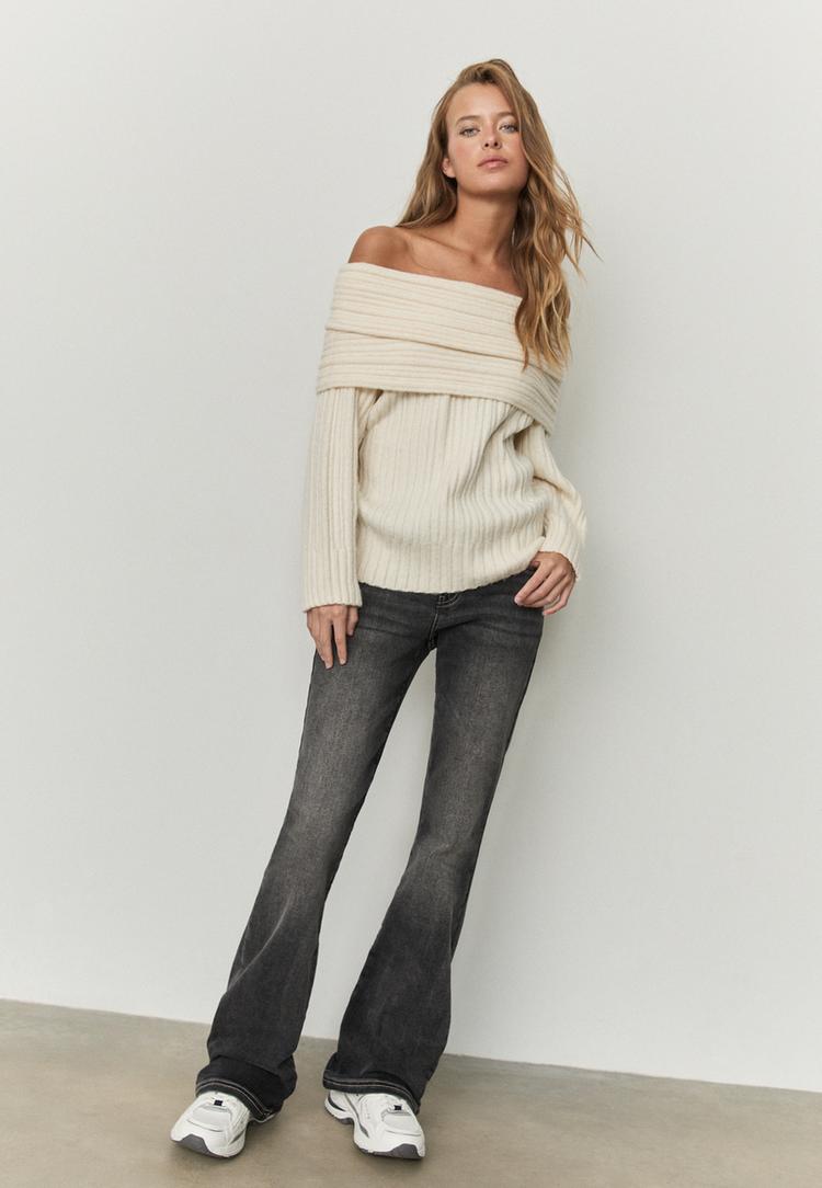 sweater de malha assimetrico com ombros descobertos