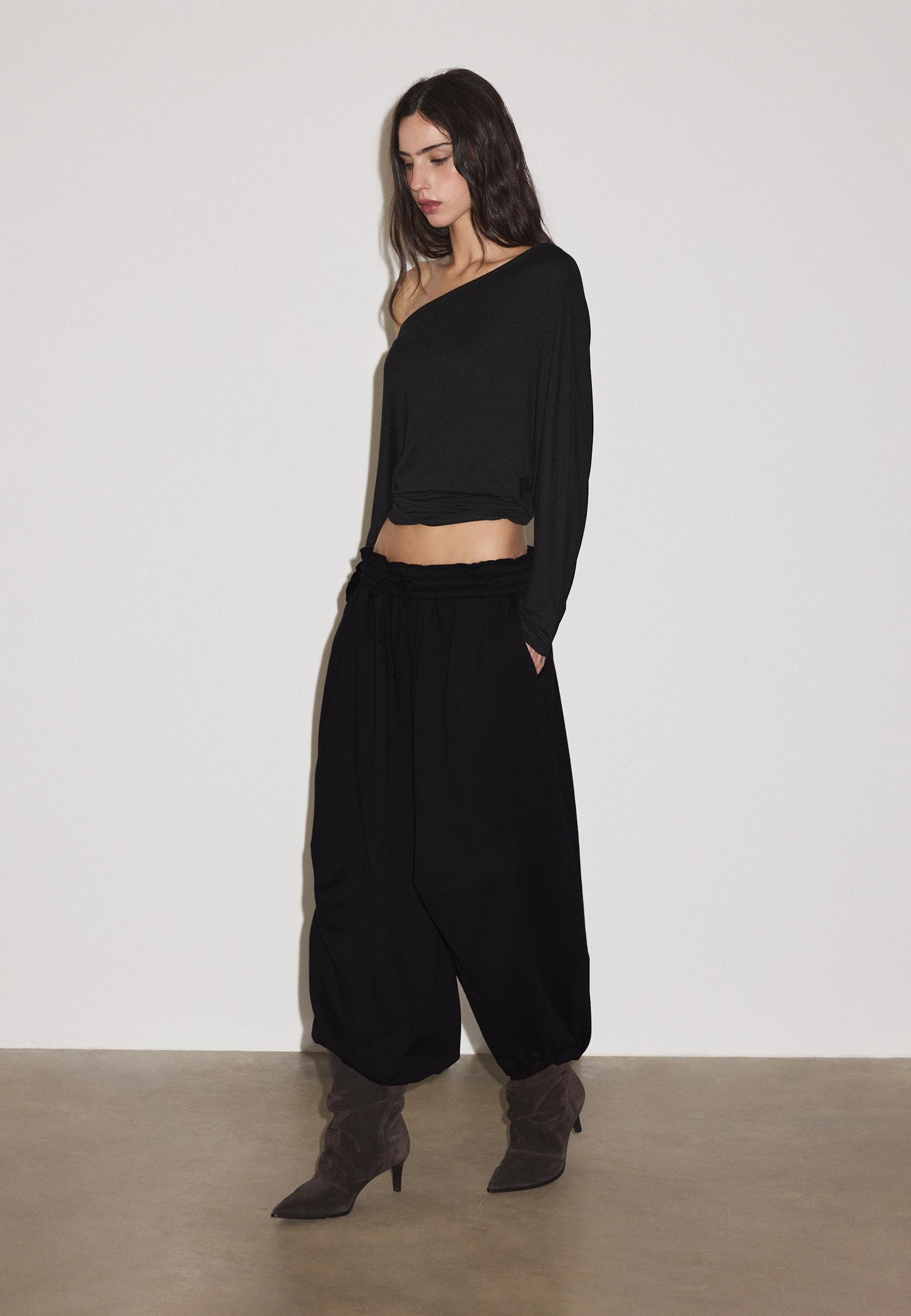 Sash-effect asymmetric top — Black