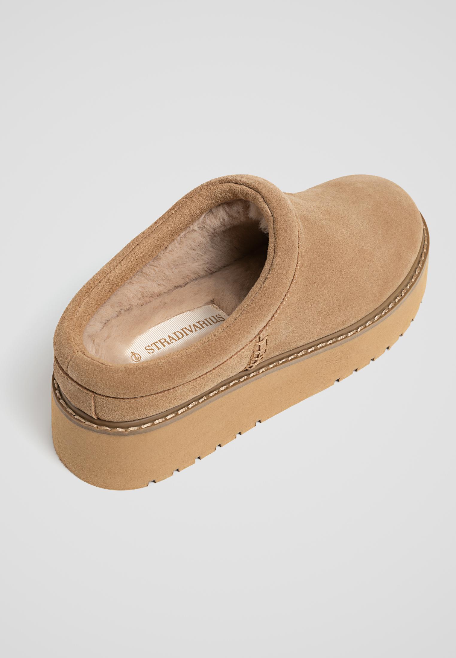 Flat leather clogs