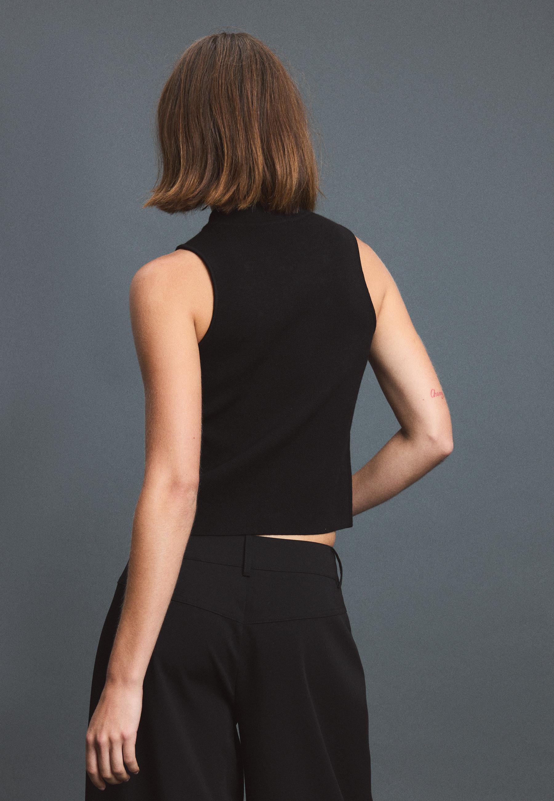 Buttoned knit vest — Black