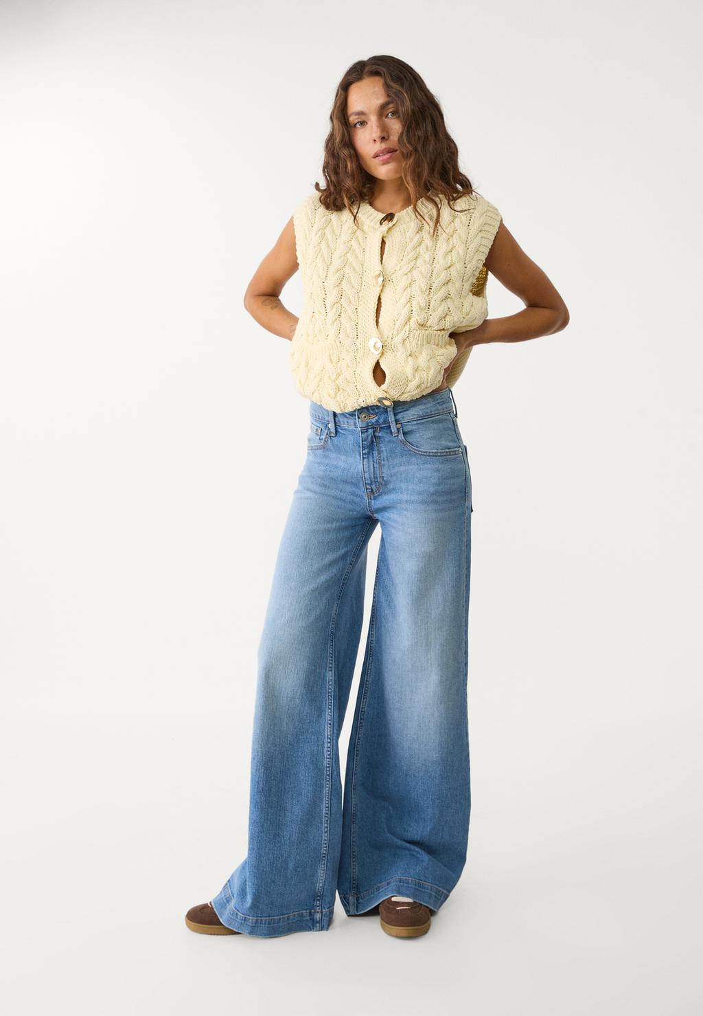 D71 Wide-leg flared comfort jeans