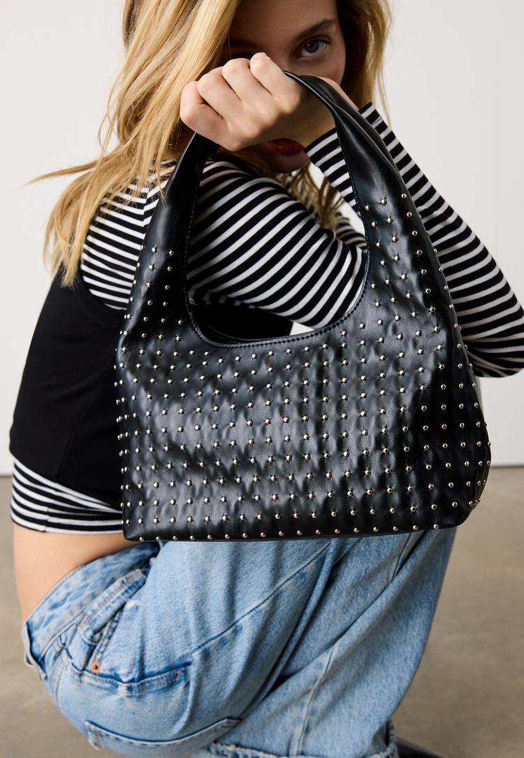 bolso de hombro detalle tachas