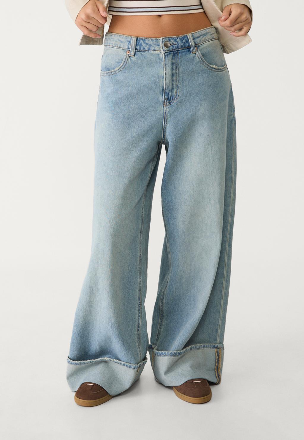 Wide-leg jeans with turn-up hems