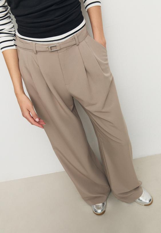 pantalon ancho detalle hebilla