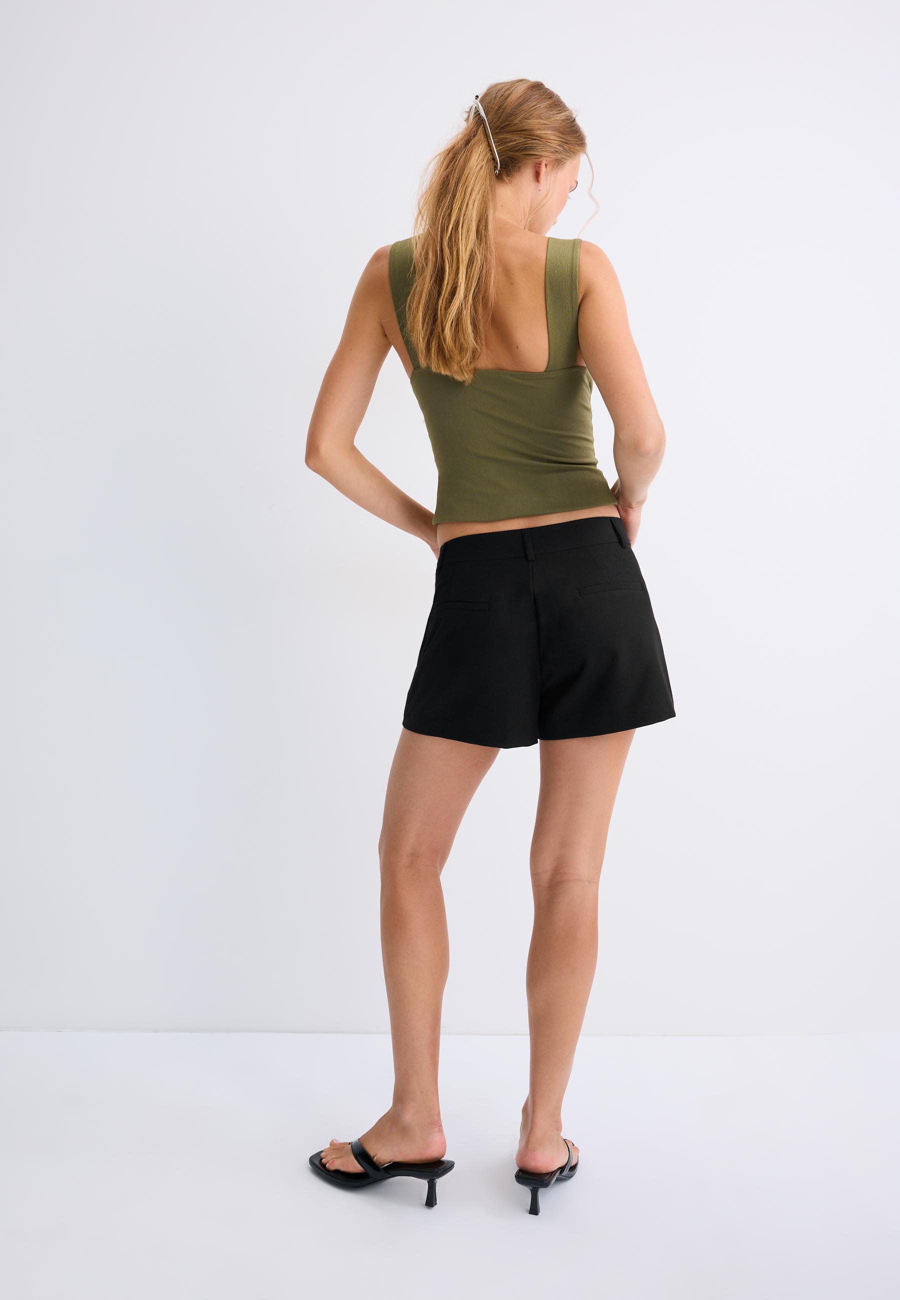 Tailored shorts with belt loops — Black