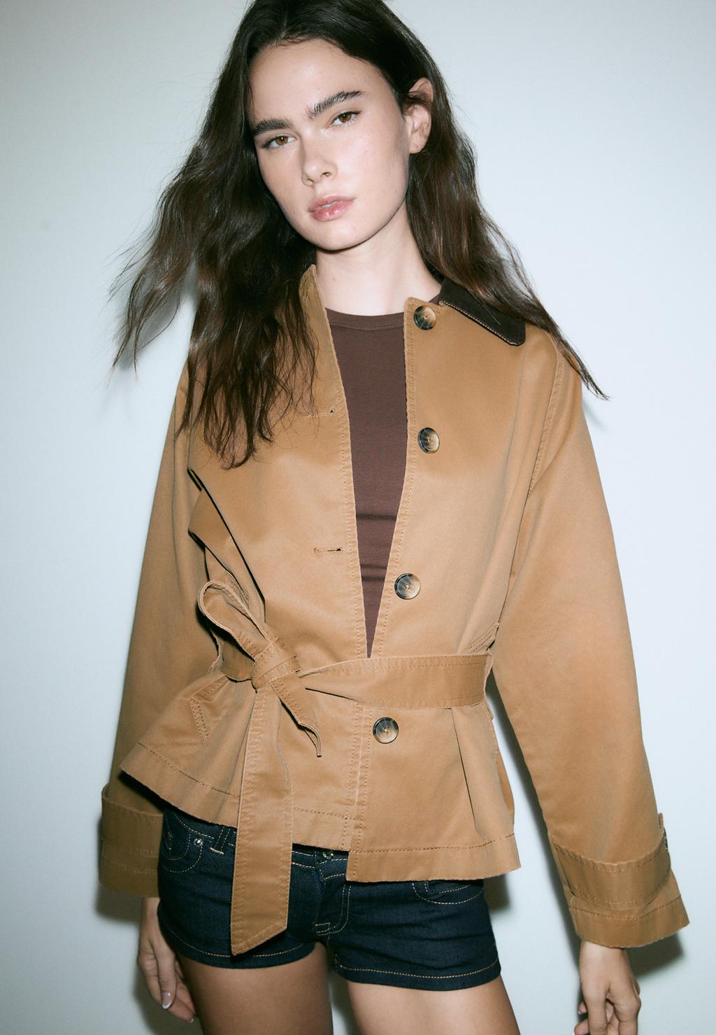 Short waxed trench coat with belt