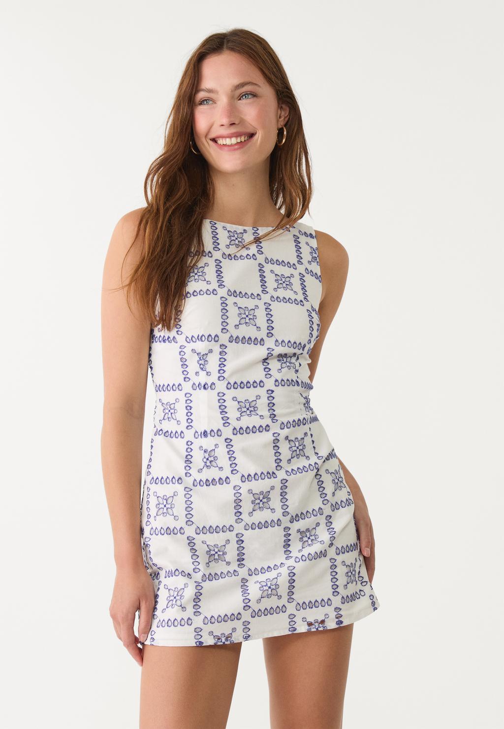 Korte jurk met borduursels