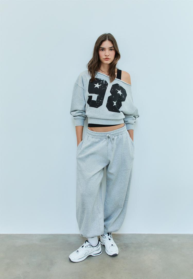 sudadera asimetrica estampada