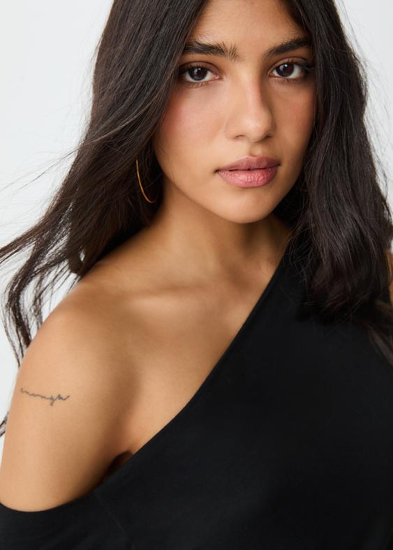 camiseta cuello asimetrico